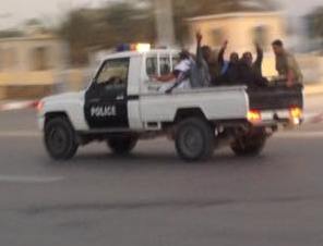 سيارة الشرطة تنقل المتهمين الى سجن دار النعيم