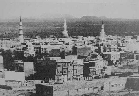  يظهر في الصورة المسجد النبوي في منظر عام للمدينة المنورة سنة 1358 هـ