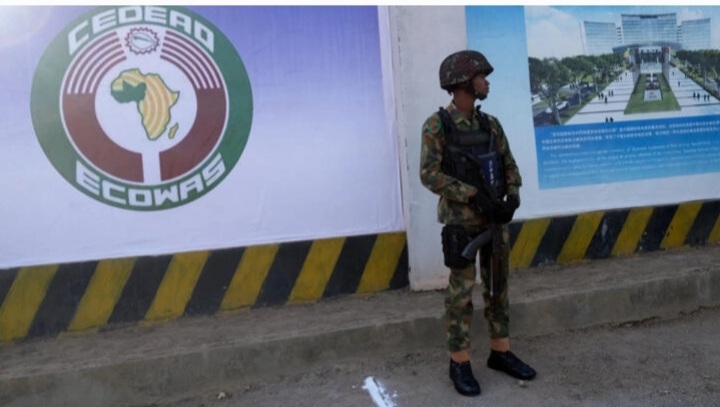 عسكري نيجري أمام أحد مقرات "اكواس" (rfi) 